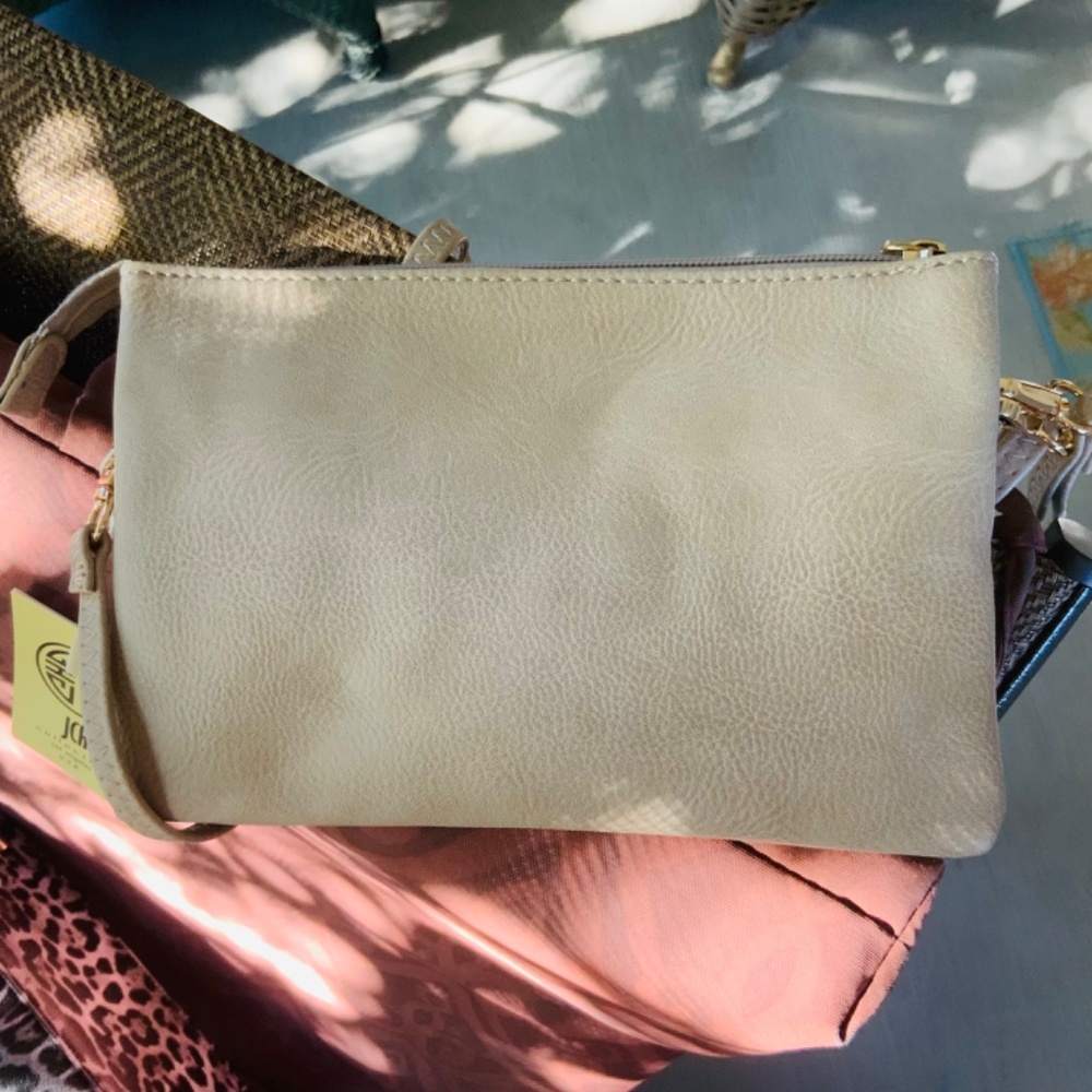 Cream CROSSBODY w/MEDALLION / MESSENGER BAG⭐️ LIGHT WEIGHT- NEW CONDITION w/Tag - Picture 10 of 12